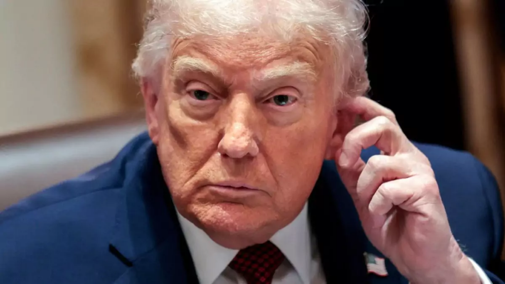 Foto do presidente dos Estados Unidos Donald Trump em pronunciamento oficial, representando o decreto vetado pela Suprema Corte sobre a cidadania por nascimento nos EUA